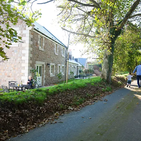La Place Country St Aubin